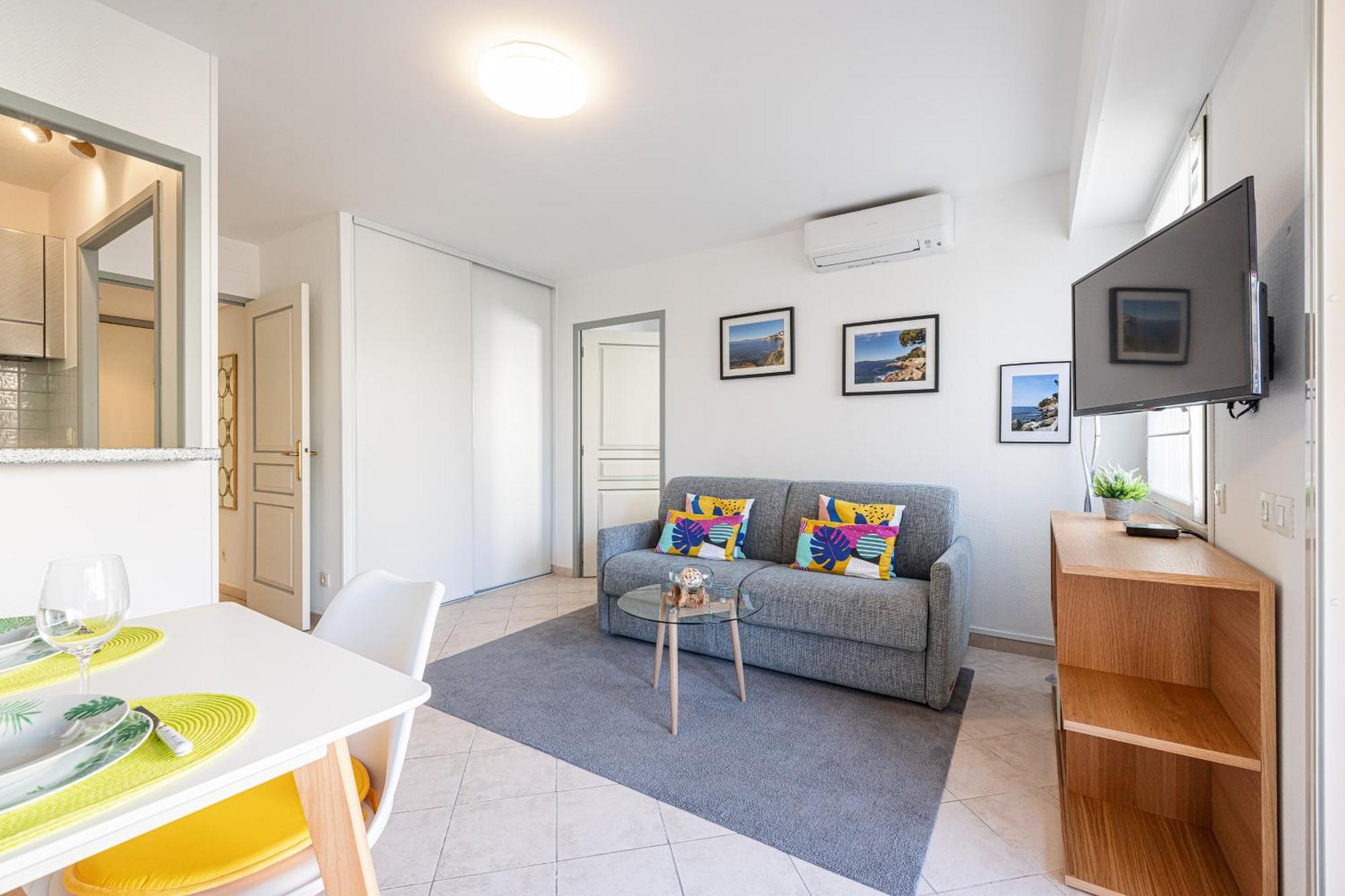 Eden Park 2 Piece, Clim, Parking Menton